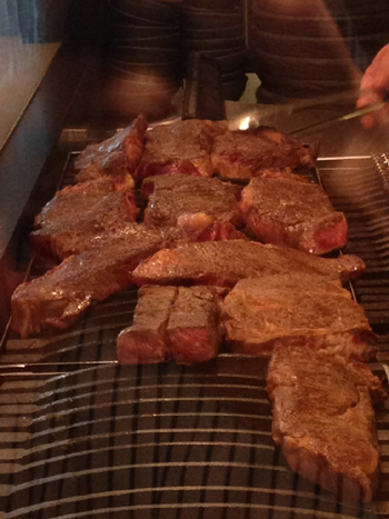 肉を焼く.jpg