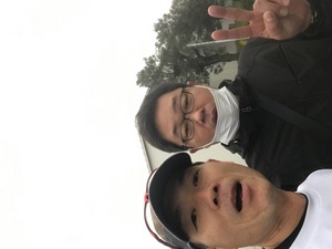 ハウディ前応援の有働課長と.jpg