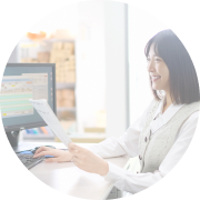 笑顔で打ち合わせをする先輩社員の写真