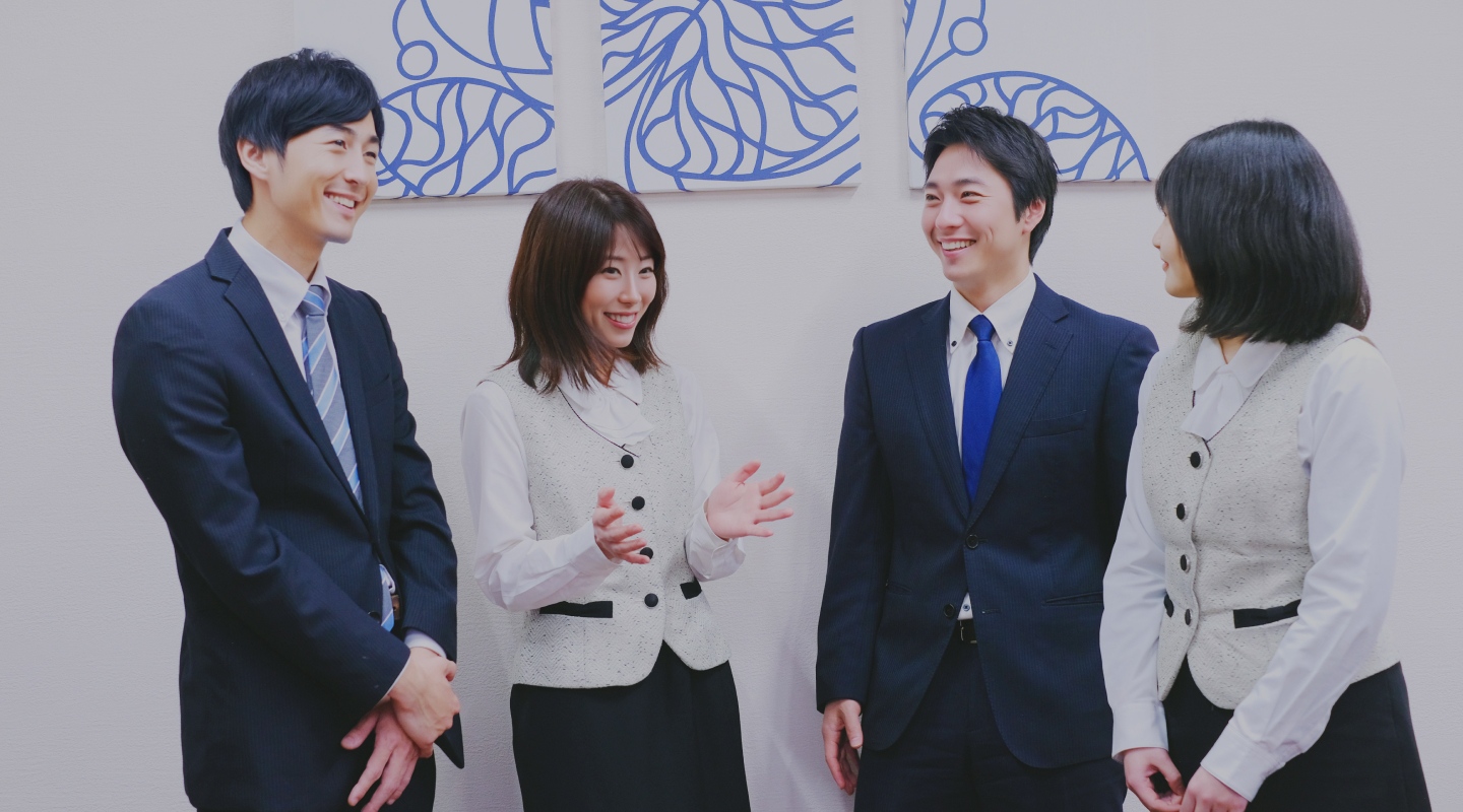 4人の社員が談笑している様子