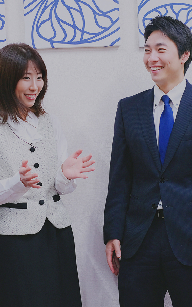 4人の社員が談笑している様子