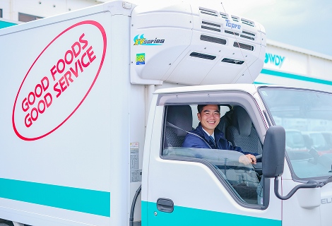 トラックを運転する男性の画像