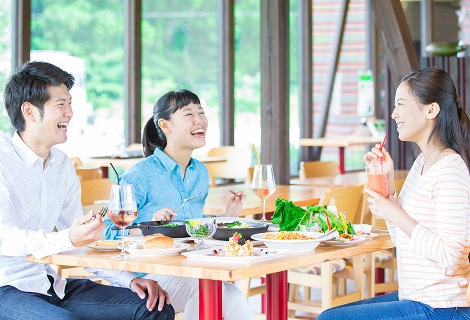 食事を楽しむ家族の画像