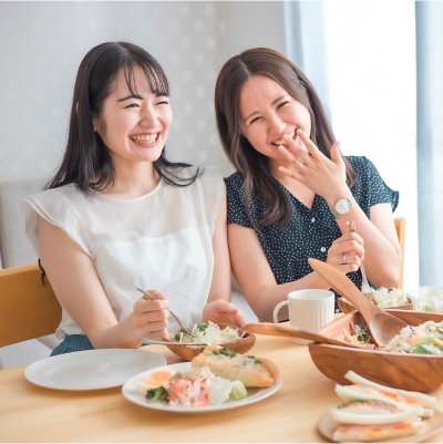 食事を楽しむ女性の画像