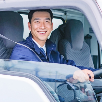 運転する男性の画像