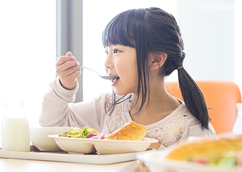 ご飯を食べている女の子