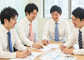 男性社員4人がミーティングを行なっている様子