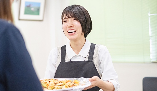 商品を持ち笑顔のM・Iさん