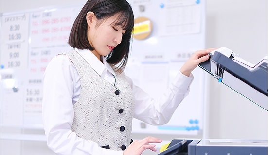 コピー機を操作するM・Iさん