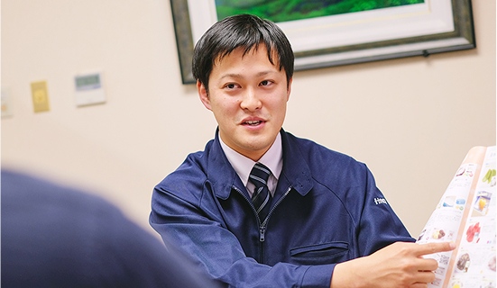 資料を片手に説明をするS・Hさん