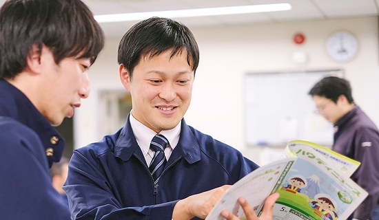 資料を片手に説明をするS・Hさん