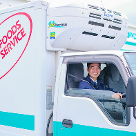 トラックを運転する人の画像