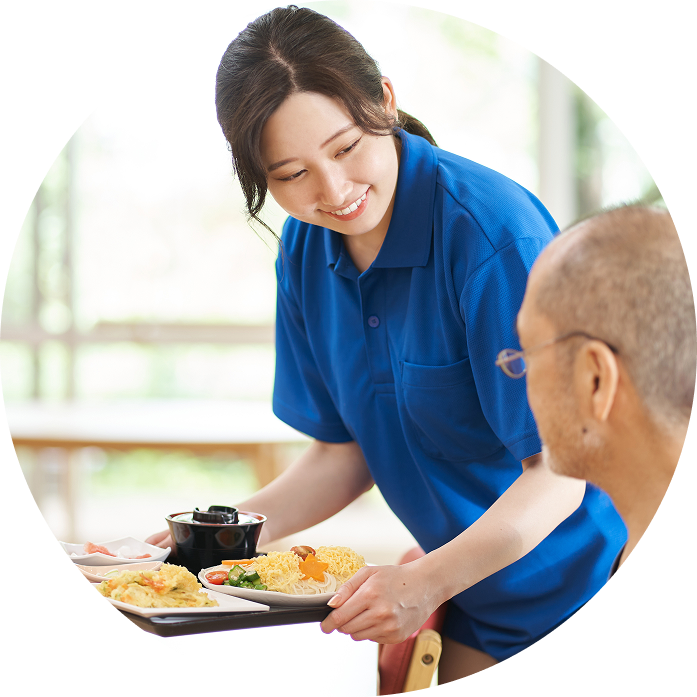 料理を配膳する人の画像