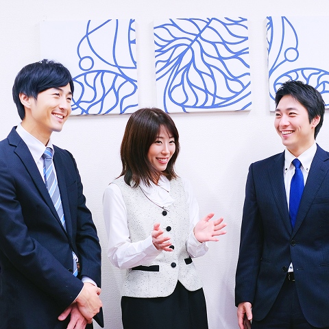 4人の社員が談笑している様子