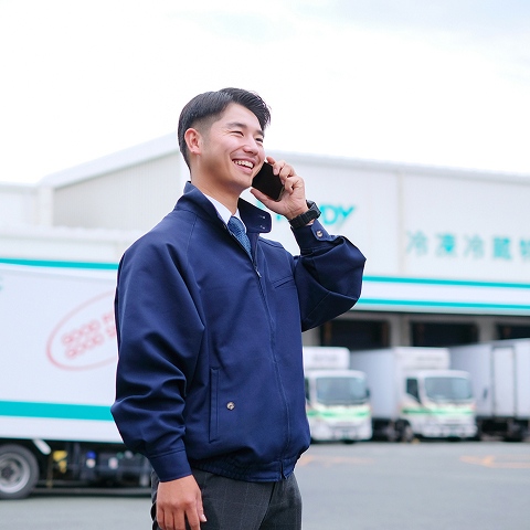 外で電話している営業社員