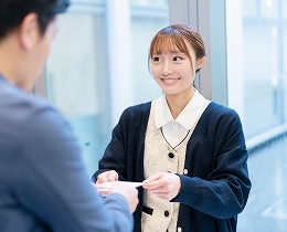 書類を手渡しする様子