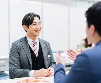 営業担当が打ち合わせする様子