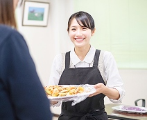 料理を持っている女性