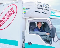 トラックを運転している男性