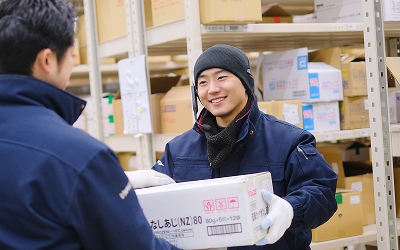 商品を受け渡している男性