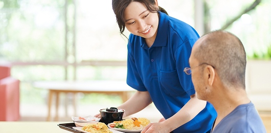 食事を提供している女性
