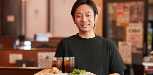 食事を提供している男性