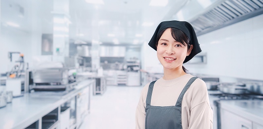 エプロンを着た女性