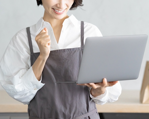パソコンを持っている女性